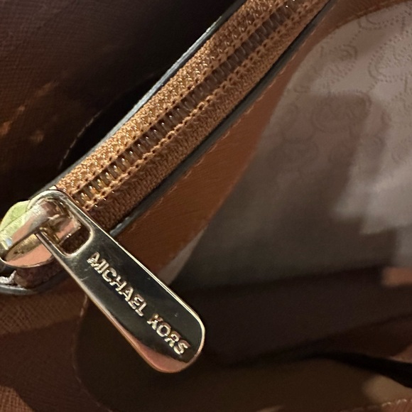 Michael Kors Brown Tote Bag with Timeless Design - Picture 3 of 9